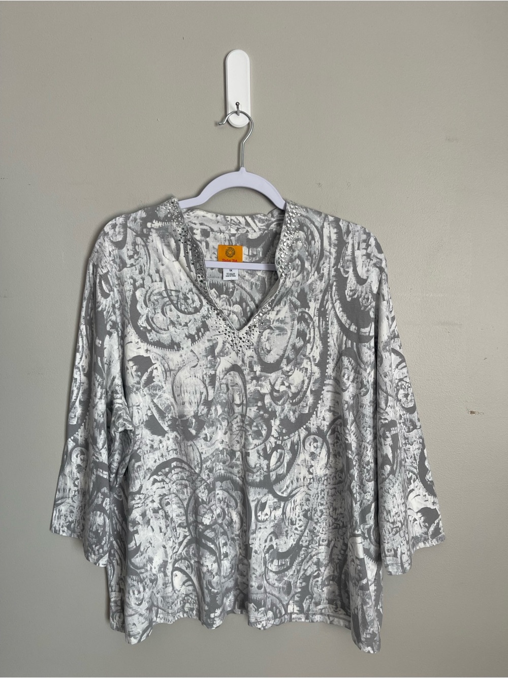 RUBY RD. Gray and White Rhinestone V-Neck Printed Tunic Top Sz 1X